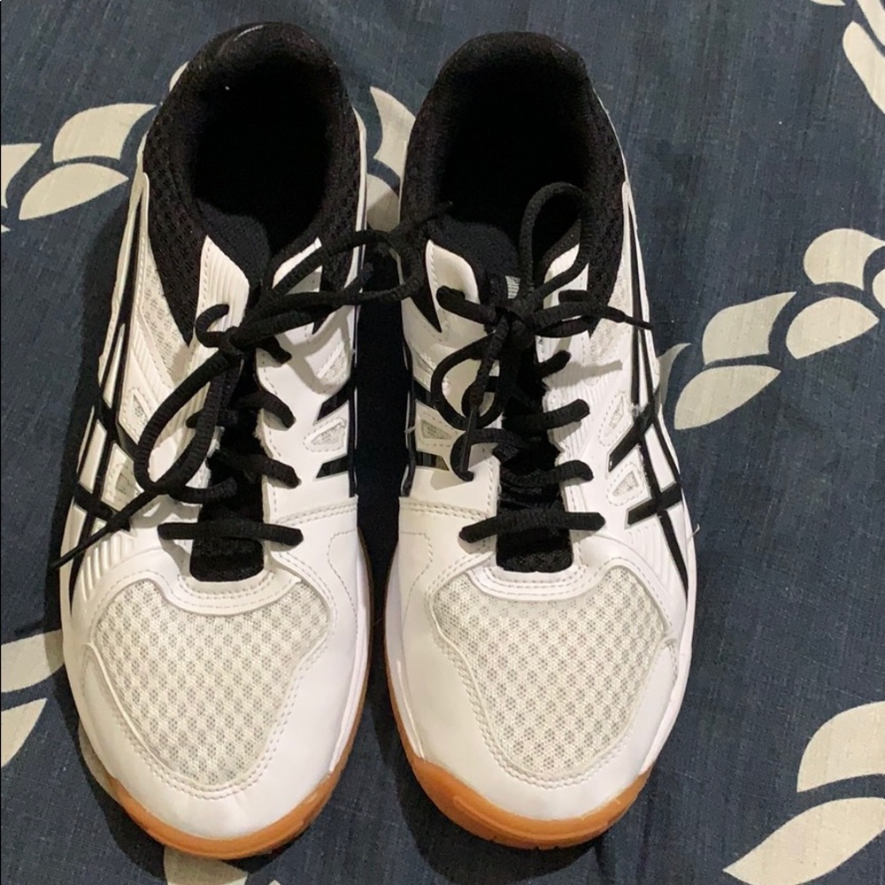 Volleyball shoes black and white